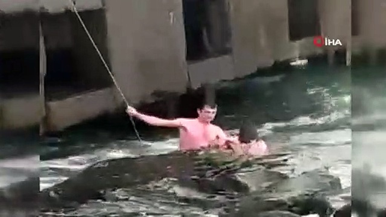 İskeleden denize düşen genç kız için buz gibi suyu düşünmeden atladı
