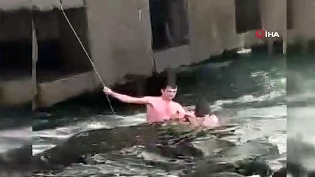 İskeleden denize düşen genç kız için buz gibi suyu düşünmeden atladı