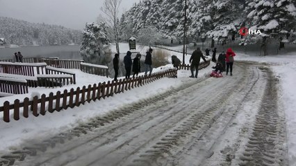 Télécharger la video: Gölcük Tabiat Parkı’nda beyaz örtüyle kaplandı