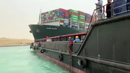 Cargueiro encalha no Canal de Suez