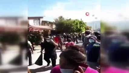 - Bolivya’da askeri eğitim uçağı evin üzerine düştü: 1 ölü- Pilotlar kazadan önce kendilerini uçaktan fırlattı