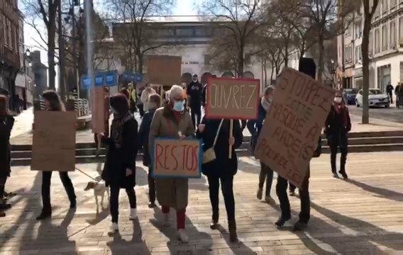 Manifestation à Troyes pour la réouverture de tous les commerces, restaurants et bars