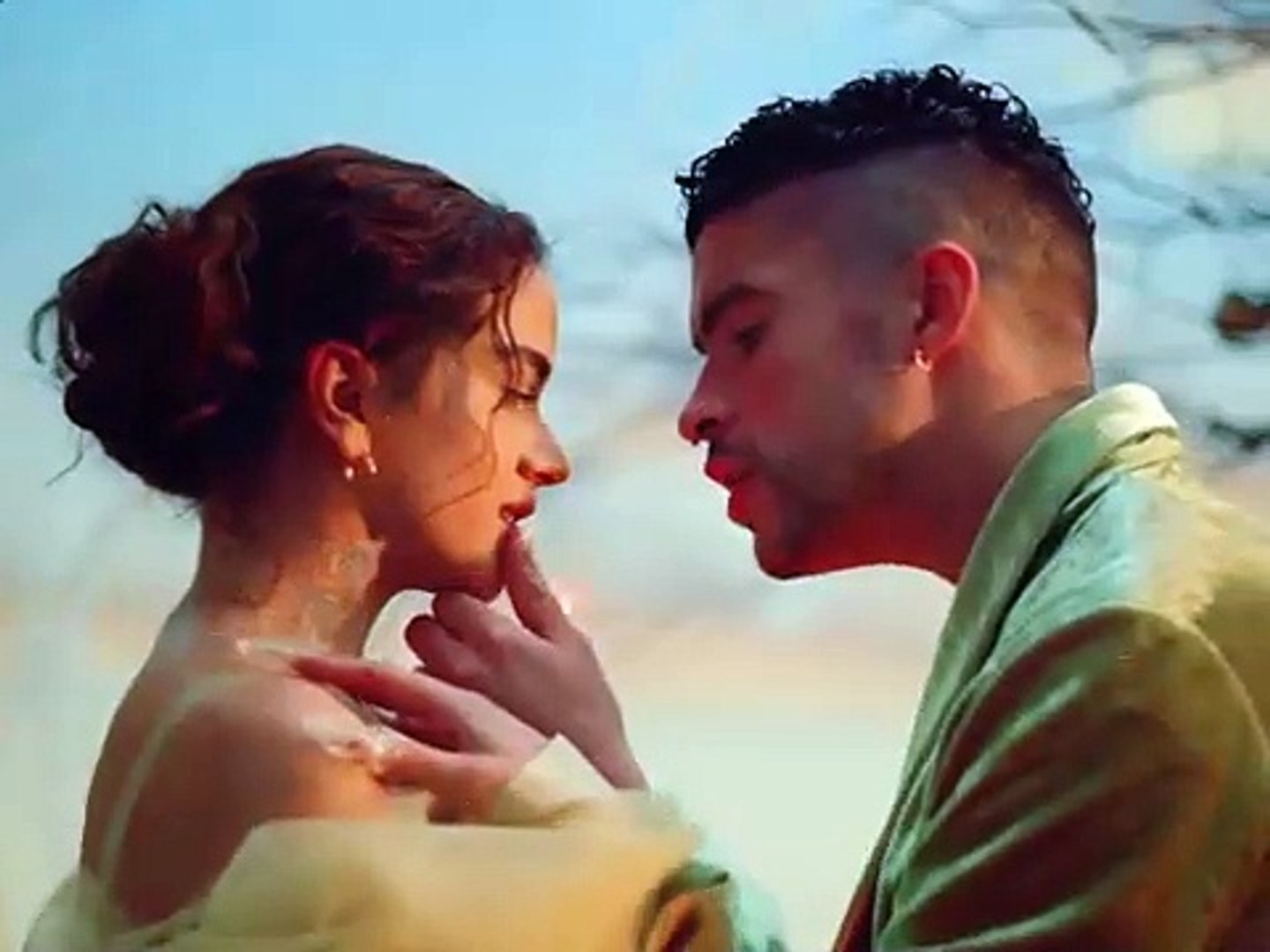 ⁣BAD BUNNY x ROSALÍA - LA NOCHE DE ANOCHE (Video Oficial)