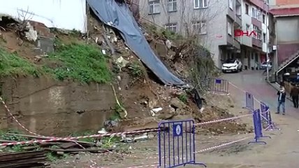 İstinat duvarı minibüsün üzerine çöktü