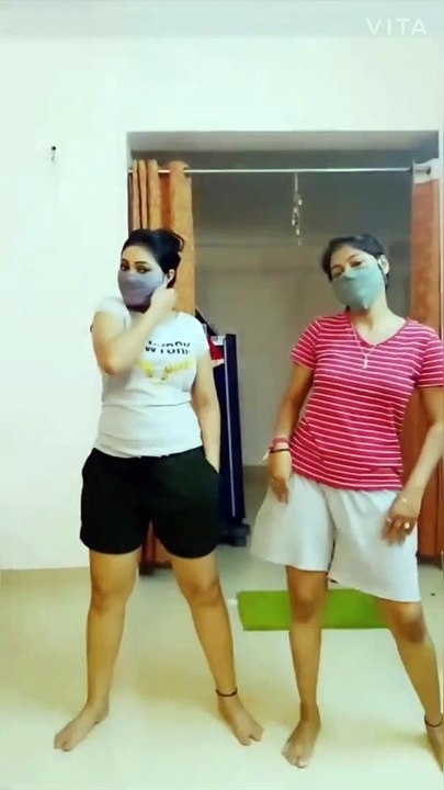 serial Roja and sister dance