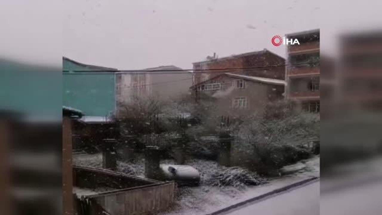 Özel halk otobüsü ve ambulans yolda kaldı...Beyaza bürünen yolda otobüsü yolcuları, ambulansı vatandaşlar itti