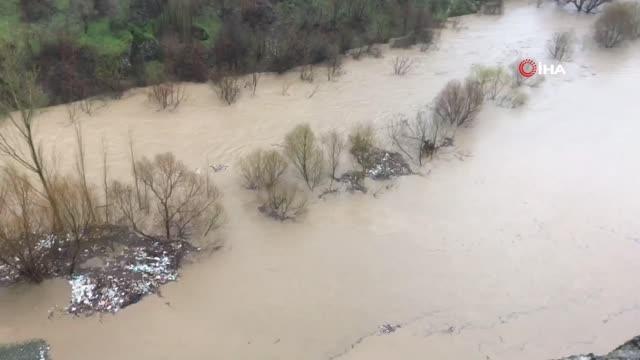 Şemdinli-Derecik karayolu sel nedeniyle kapandı