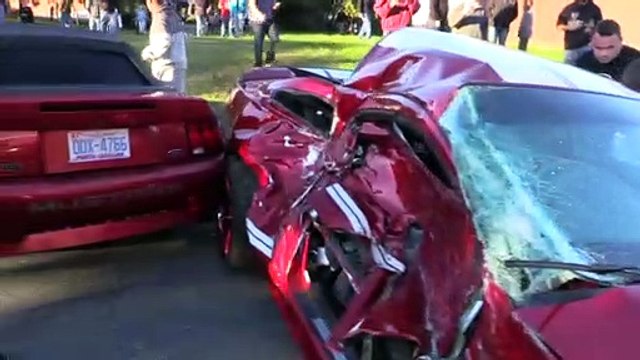 Il rate son accélération avec sa Shelby GT500 et finit contre une voiture