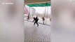 Des passants propulsés au sol pendant une tempête en Chine