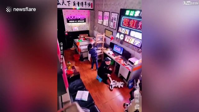 Joli réflexe d'un enfant qui sauve son papa