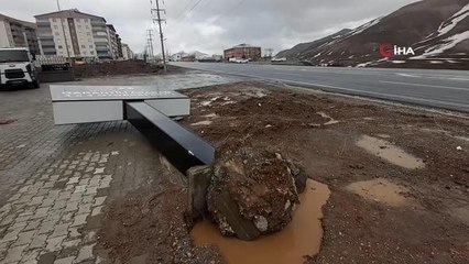 Bitlis'te fırtına çatıları uçurdu