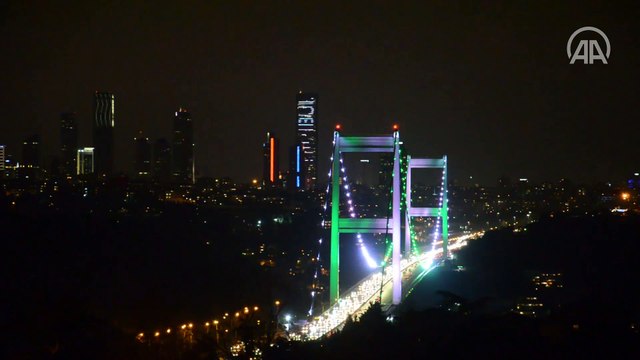 İstanbul'un köprüleri Pakistan Milli Günü için yeşil ve beyaz renklerle aydınlatıldı