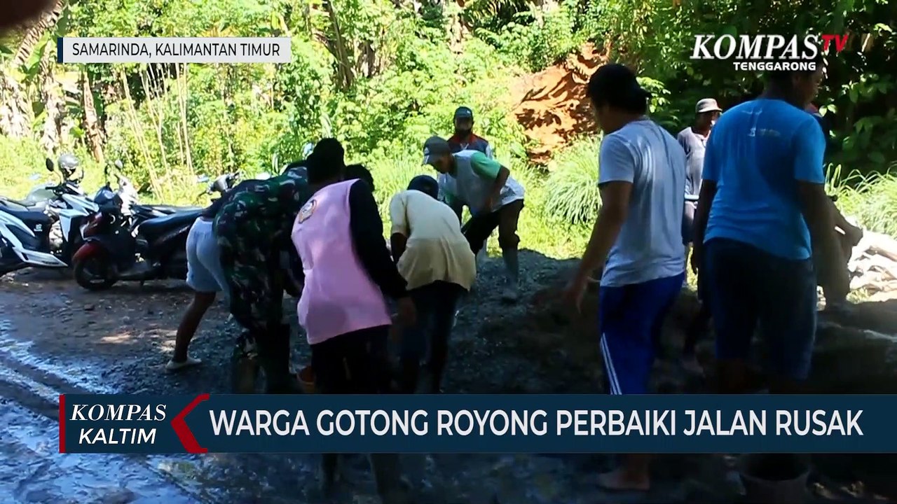 Warga Gotong Royong Perbaiki Jalan Rusak