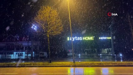 Mart ayında lapa lapa kar yağışı sürüyor