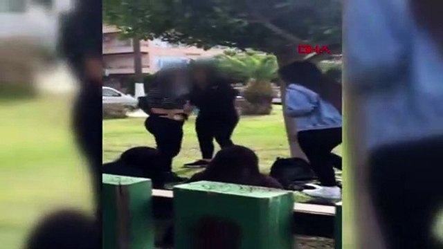 Genç kızların tekme tokat kavgası kamerada!