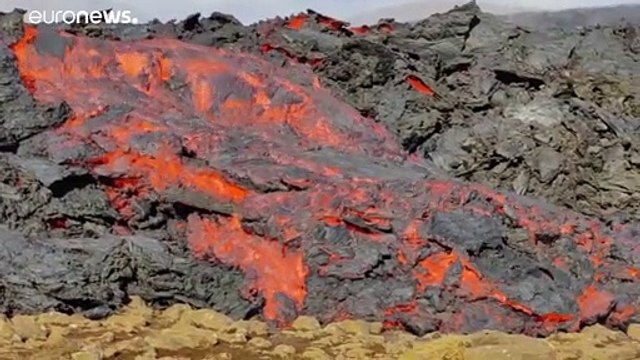 Исландия: туристы спешат увидеть извержение вулкана Фаградальсфьядль