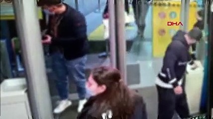 Galatasaraylı futbolcu Mohammed'in çantasının çalınma anı kamerada