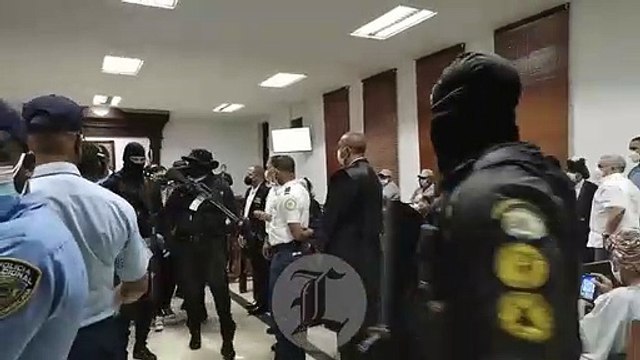 Momento en que Gabriel Villanueva es trasladado de la sala de audiencias tras la condena de 20 años