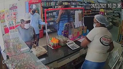 Dupla rende funcionária com faca e rouba padaria em Brazlândia