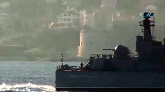 Kriz çıkaran Rus gemisi Boğaz'da