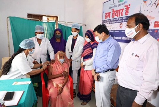 वैक्सीनेशन सेंटर पर पहुंचे कलेक्टर बुजुर्गों से की बात