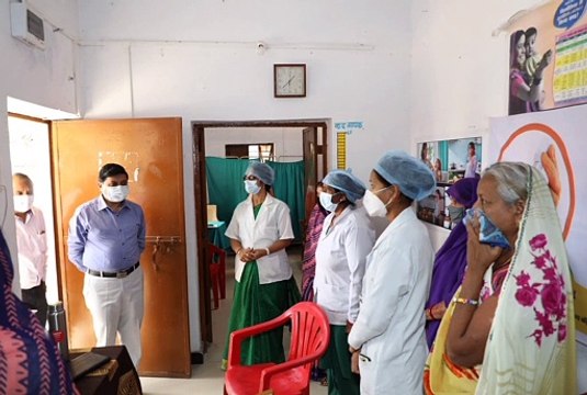 कलेक्टर ने किया स्वास्थ्य केंद्रों का निरीक्षण दिशा निर्देश दिए