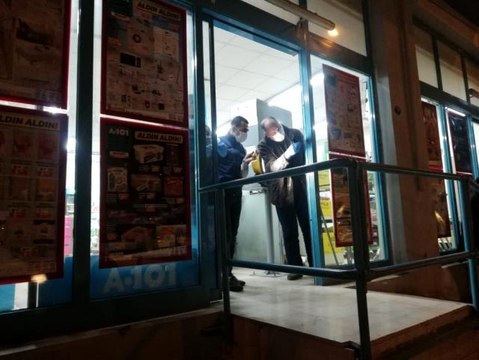 İzmir'de marketteki silahlı soygun girişimi kamerada