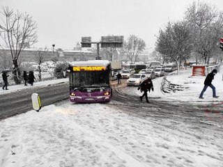 KAĞITHANE'DE KAYGAN YOLDA SÜRÜCÜLER VE VATANDAŞAR ZOR ANLAR YAŞADI