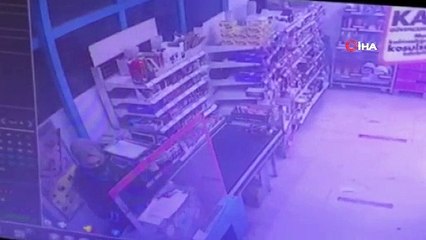 Tải video: İzmir’de marketteki silahlı soygun girişimi kamerada İzmir’de marketteki silahlı soygun girişimi kamerada