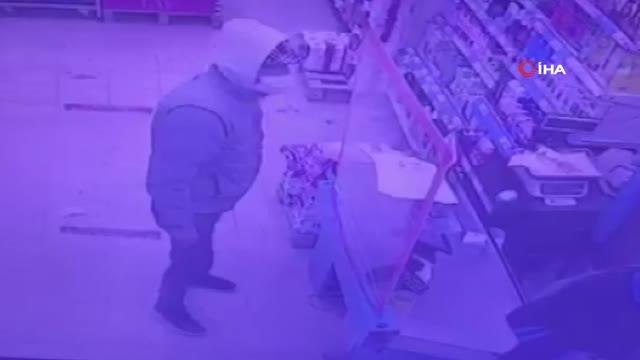 İzmir'de marketteki silahlı soygun girişimi kameradaİzmir'de marketteki silahlı soygun girişimi kamerada