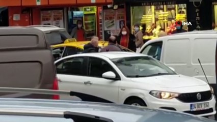 Trafikte sürücüler arasındaki tekmeli kavga kamerada