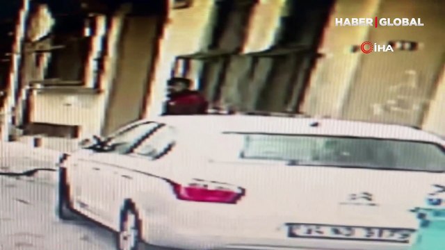 Gündüz vakti binalara tırmanan 'örümcek hırsız' kamerada