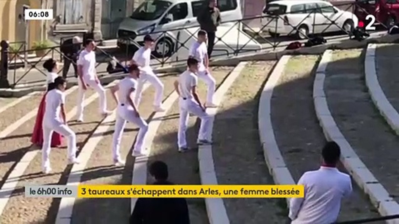 Panique à Arles :  Découvrez les images impressionnants de taureaux qui s'échappent des arènes - uUne femme blessée