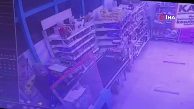 Marketteki silahlı soygun dehşeti kameraya böyle yansıdı
