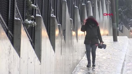 ŞİŞLİ'DE KARLI YOLLARDA YÜRÜMEKTE ZORLANDILAR