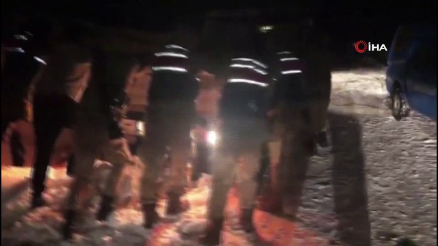 Kar ve tipi nedeniyle yolda kalan sürücülerin imdadına kahraman jandarma ekipleri yetişti