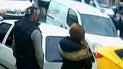 Trafikte sürücüler arasındaki tekmeli kavga kamerada