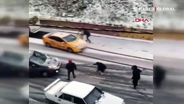 Kayan taksiyi kapısından tutup durdurmaya çalıştı! Panikleyen yolcu atladı