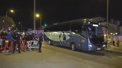 Aplausos y vítores para recibir a la selección en Granada