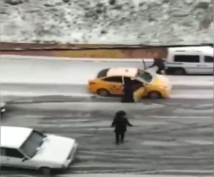 Kayan taksiyi kapısını tutarak durdurmaya çalıştı, yolcu ise aşağıya düştü