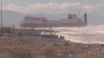 İskenderun Körfezi'nde 8 yıldır demirli bulunan hacizli gemi, fırtına nedeniyle karaya oturdu (2)