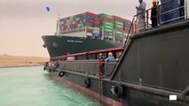 حركة الملاحة في قناة السويس لا تزال متوقفة بعد جنوح سفينة ضخمة