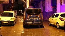 'Dur' ihtarına uymayan hırsızlık şüphelisi polislere ateş açtı 1'i polis 2 yaralı