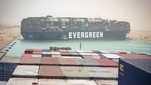 Süveyş Kanalı'nda karaya oturan dev geminin boşaltılması 'haftalar alabilir'