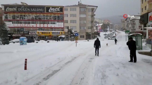 Kent beyaza büründü, sürücüler karlı yollarda zor anlar yaşadı