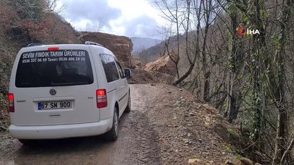 Zonguldak'ta meydana gelen heyelan iki mahalleye giden yolu kapattı