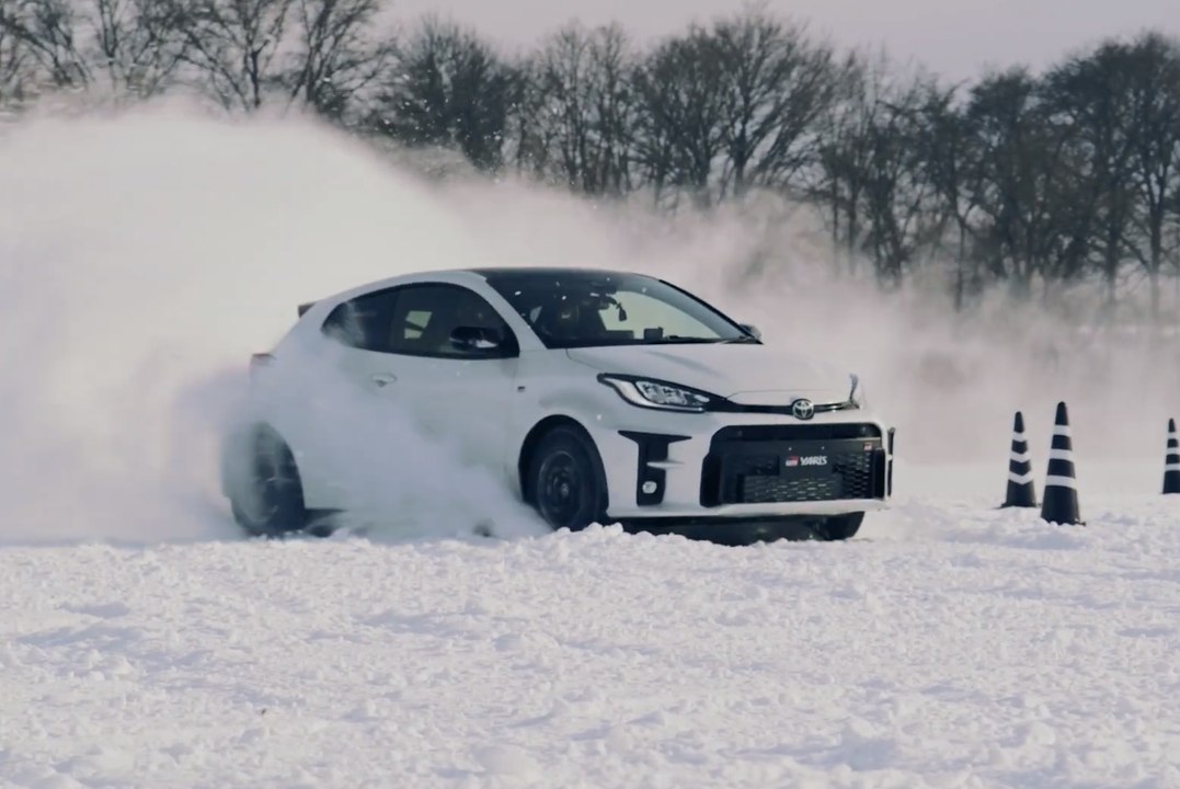 VÍDEO: Este piloto de rallys te enseña a dominar el Toyota GR Yaris en la nieve