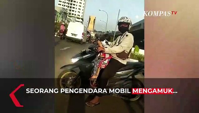 Seorang Pengendara Mobil di Kalimalang Ngamuk dan Rusak Rambu Lalu Lintas