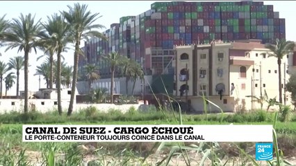 Le canal de Suez obstrué, transport maritime mondial ralenti