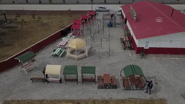 Erciş Belediyesi bünyesinde kurulan atölyede atıl malzemeler değerlendiriliyor